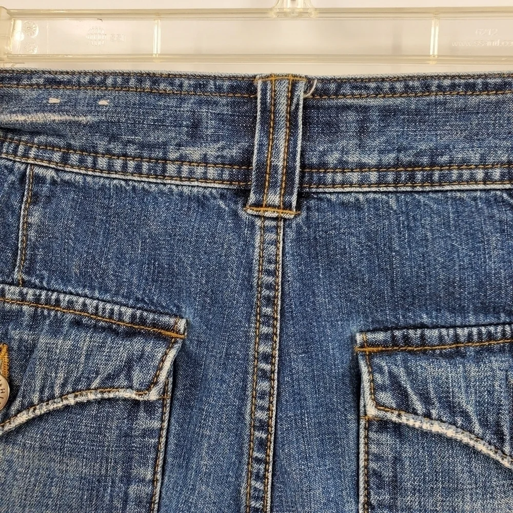 Tommy Hilfiger medium wash mid-rise jean shorts 8P